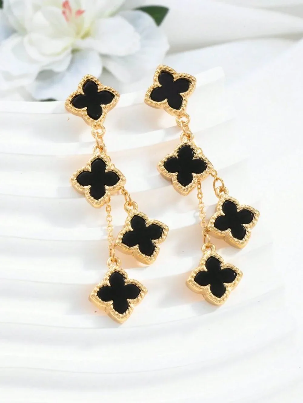 Black Elegant Women's Four-Leaf Clover Long Pendant Earrings